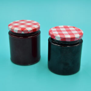 Dos frascos llenos de mermelada casera